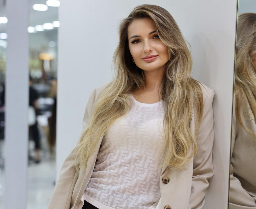 Юлия Макарова — мастер по наращиванию волос в Испании